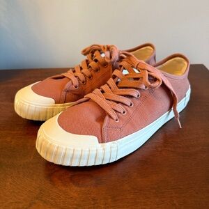 NWOT Taos “One Vision” Women’s Sneakers Size 8.5 in Clay